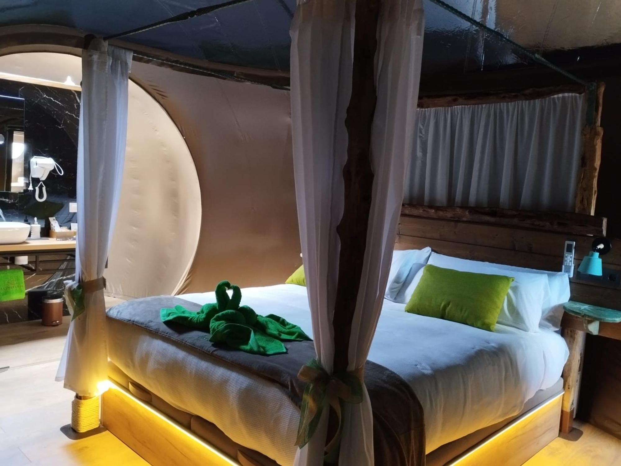 Cosmoveros - Hotel Burbuja Pedraza Extérieur photo