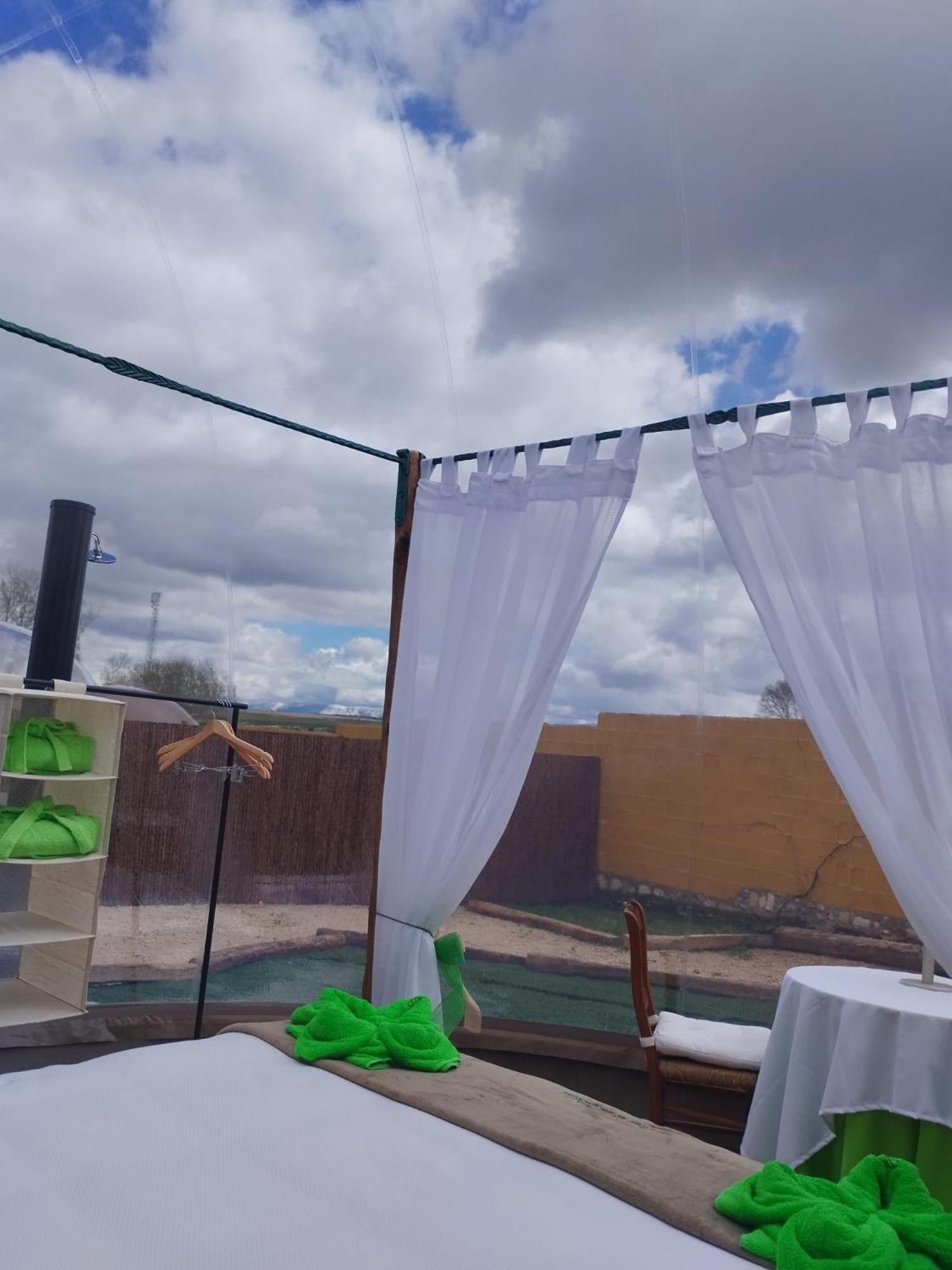 Cosmoveros - Hotel Burbuja Pedraza Extérieur photo