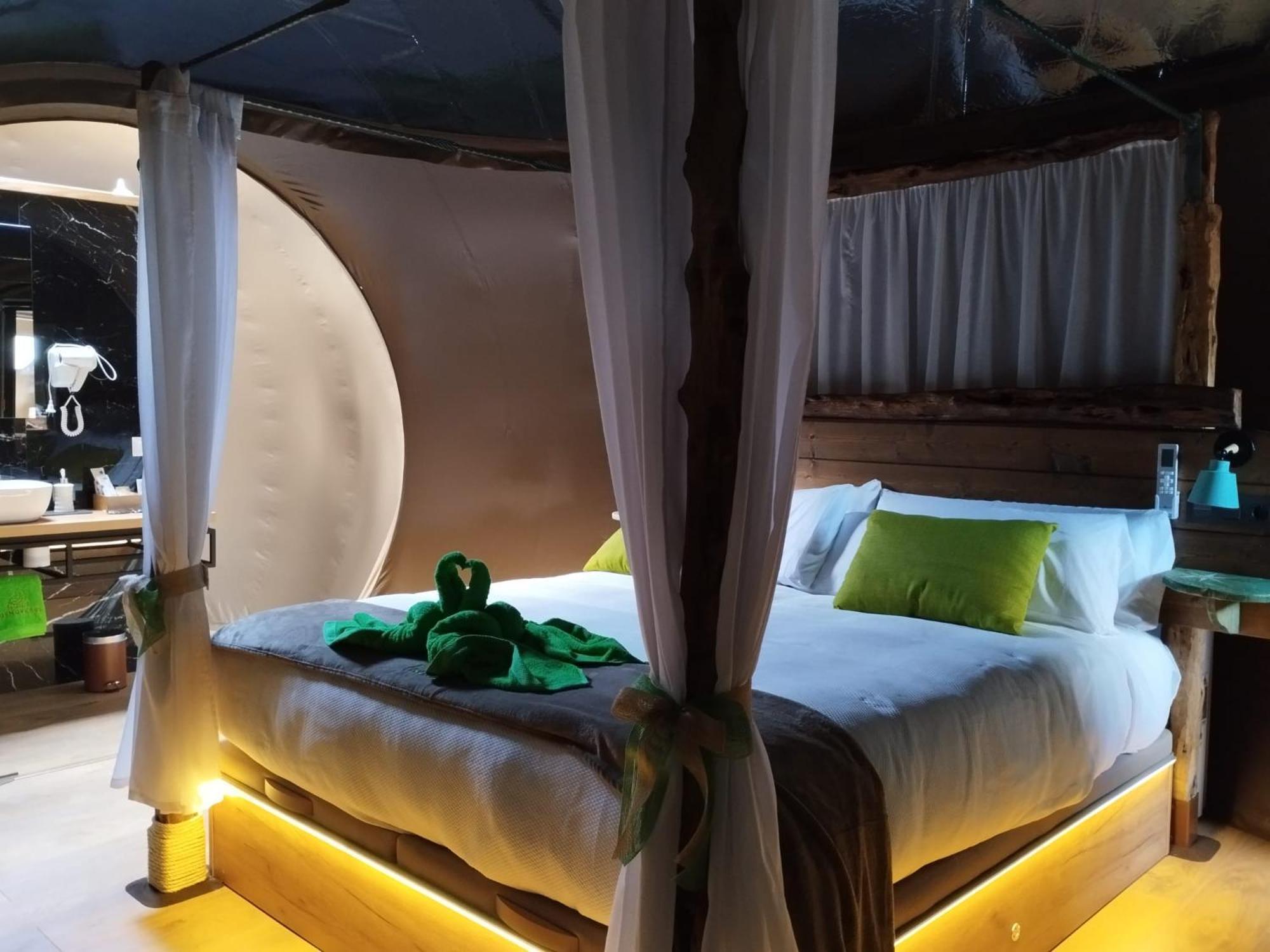 Cosmoveros - Hotel Burbuja Pedraza Extérieur photo